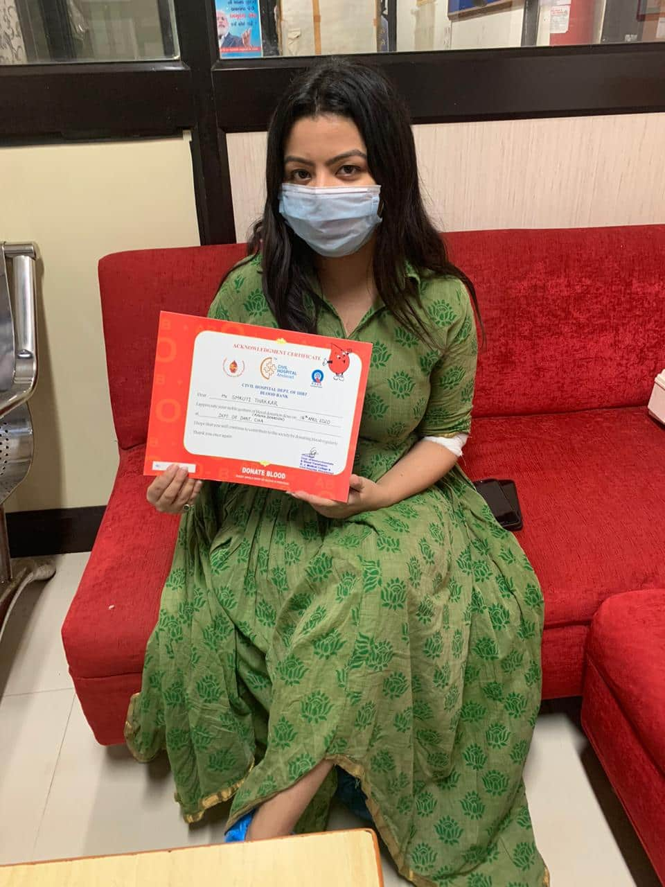 Smriti Thakkar rewarded for becoming the first Plasma Doner of Gujarat 