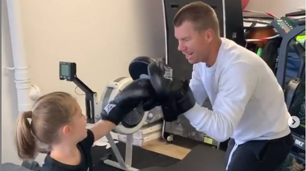 David Warner gives boxing lessons to his daughters--Watch