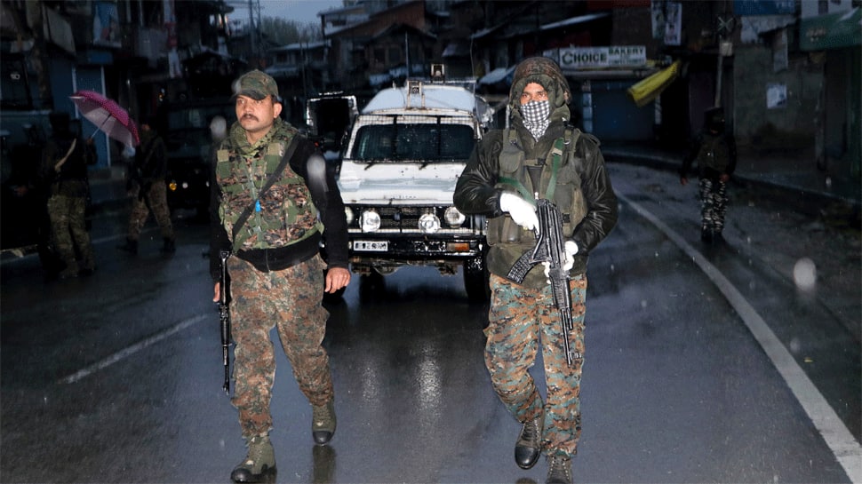 Terrorists shoot dead policeman in Hiller Shahabad area in Jammu and Kashmir&#039;s Anantnag