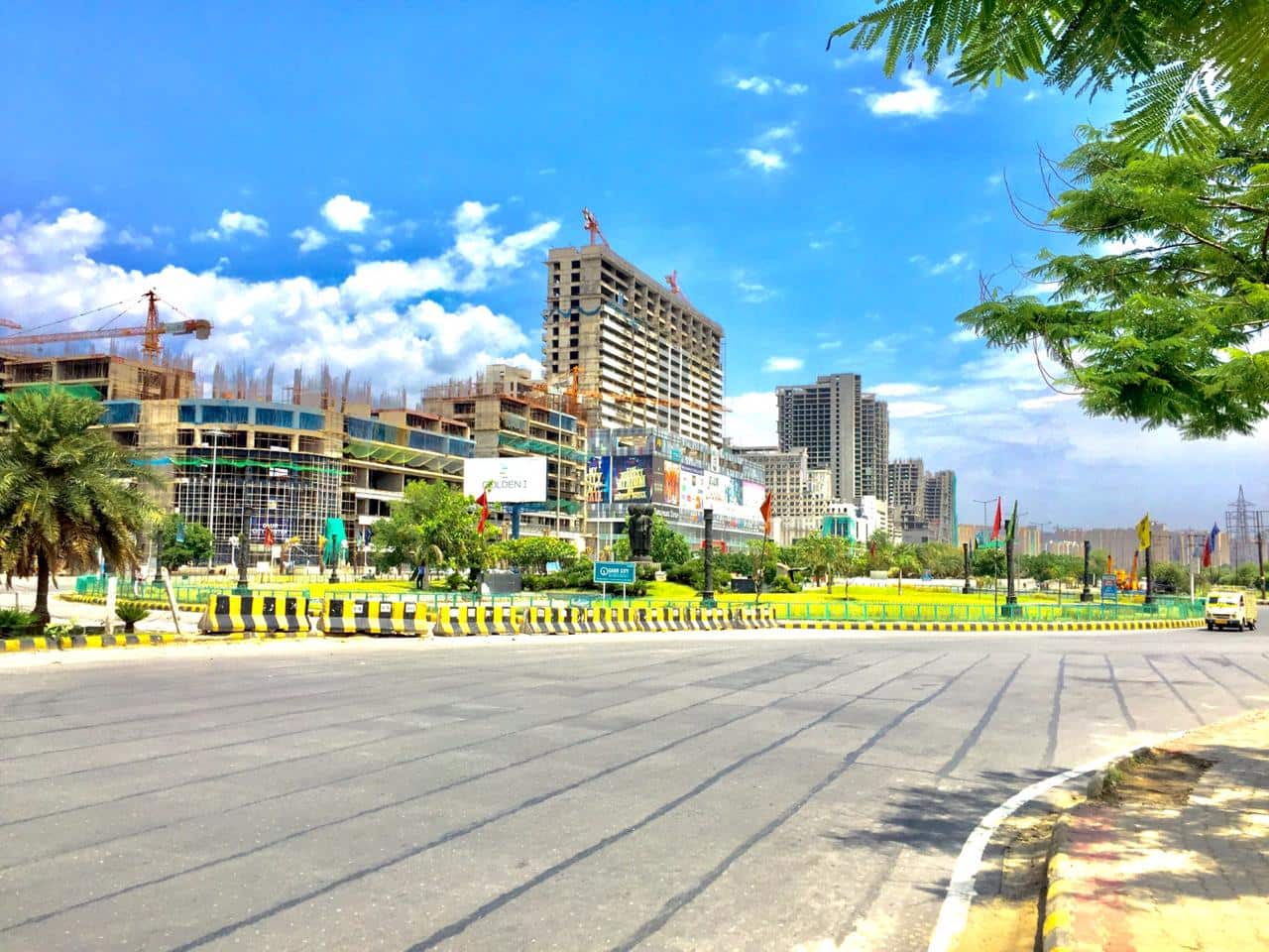 Roads wear deserted look in Greater Noida