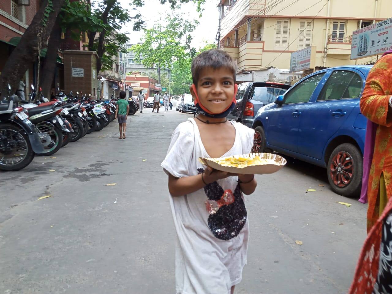 Child collects food in Kolkata amid lockdown