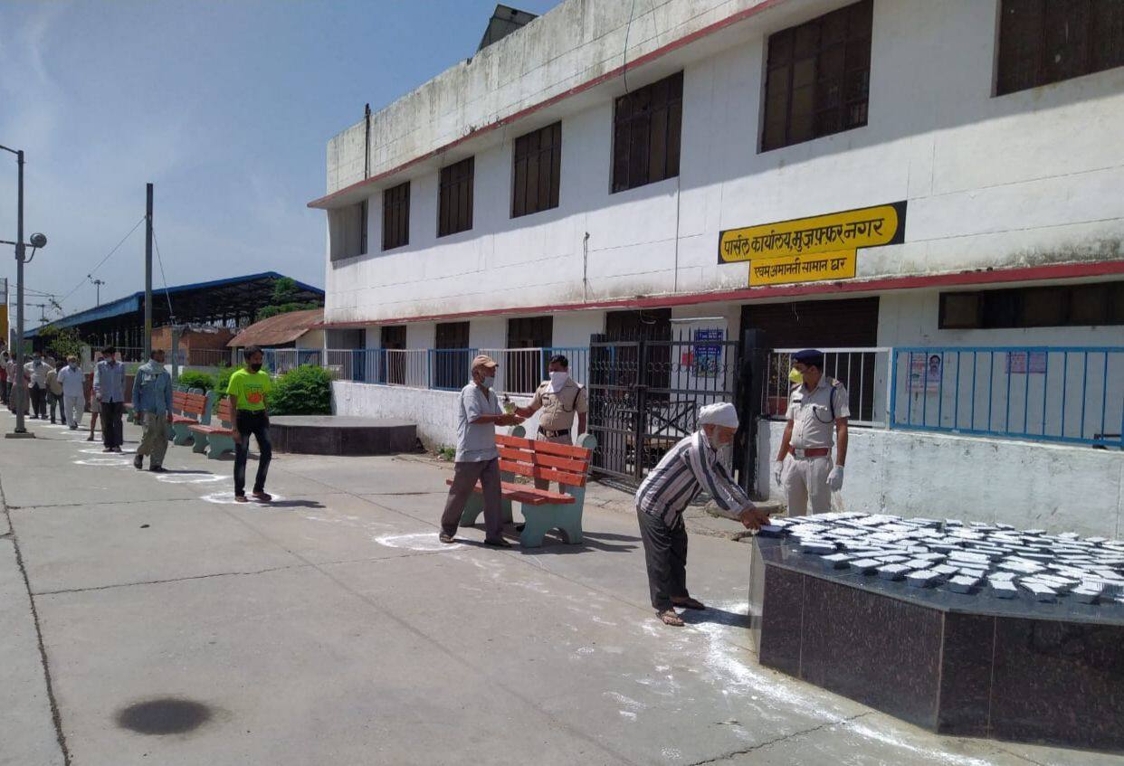 Indian Railways' personnel distributing food