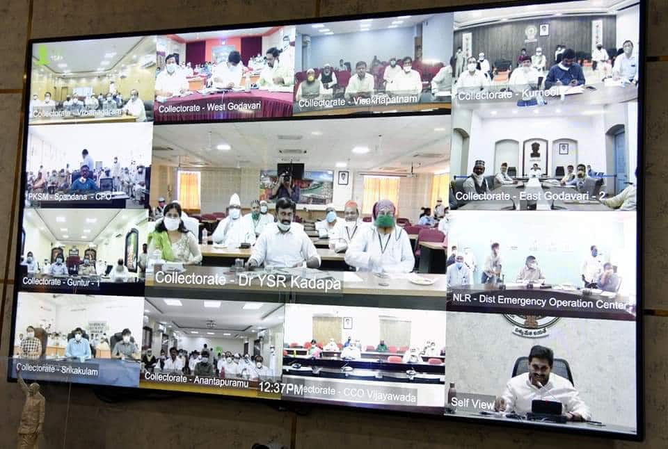 Andhra Pradesh CM YS Jaganmohan Reddy with Muslim religious leaders, district collectors