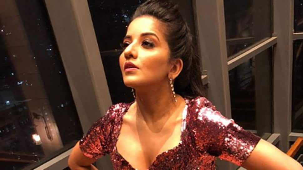 Bhojpuri bombshell Monalisa shows off her bareback in a &#039;stay home&#039; workout post!