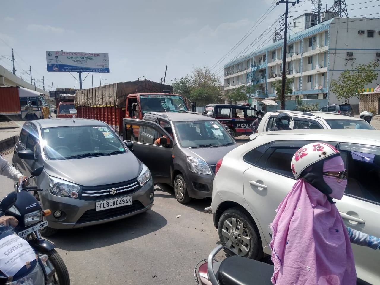 Traffic jam at Delhi-Ghaziabad road as govt prohibits vehicle movement