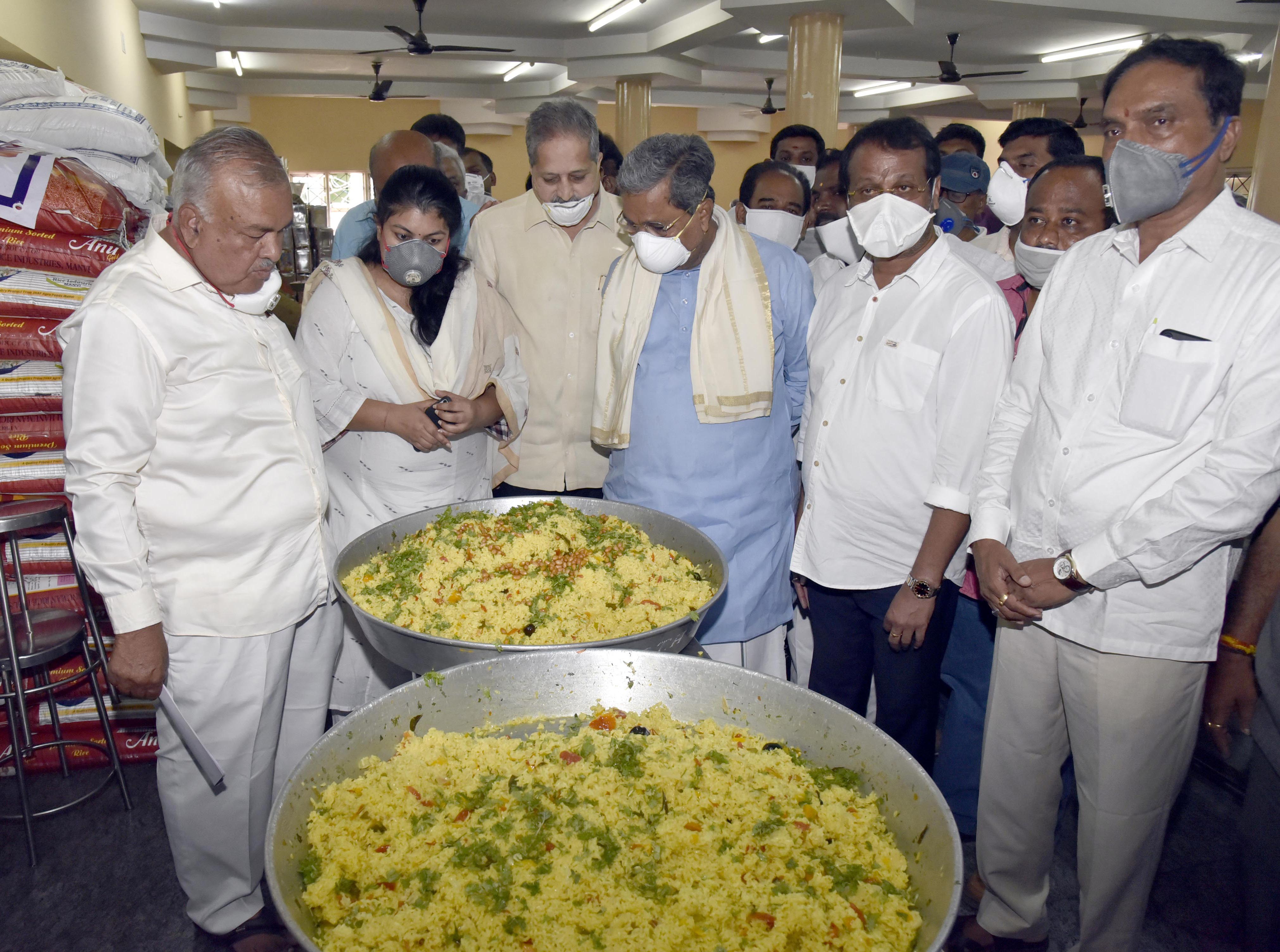 Congress leader Siddaramaiah visits free food distribution centre