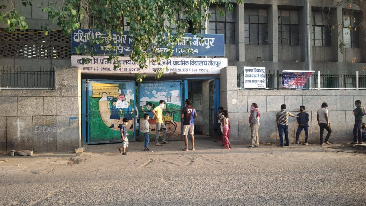 People waiting for food in Delhi