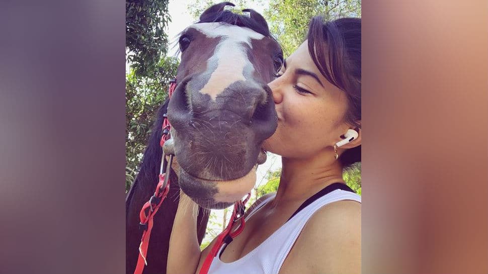 Jacqueline Fernandez kisses her &#039;sunrise buddy&#039; in new pic, fans are loving it!