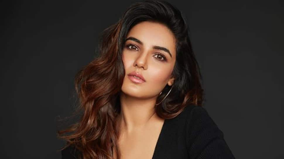 Naagin actress Jasmin Bhasin ups the hotness bar in this scintillating photoshoot