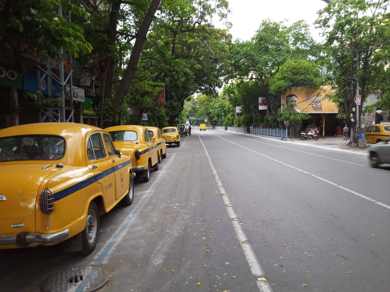 Roads come to standstill amid lockdown in Kolkata