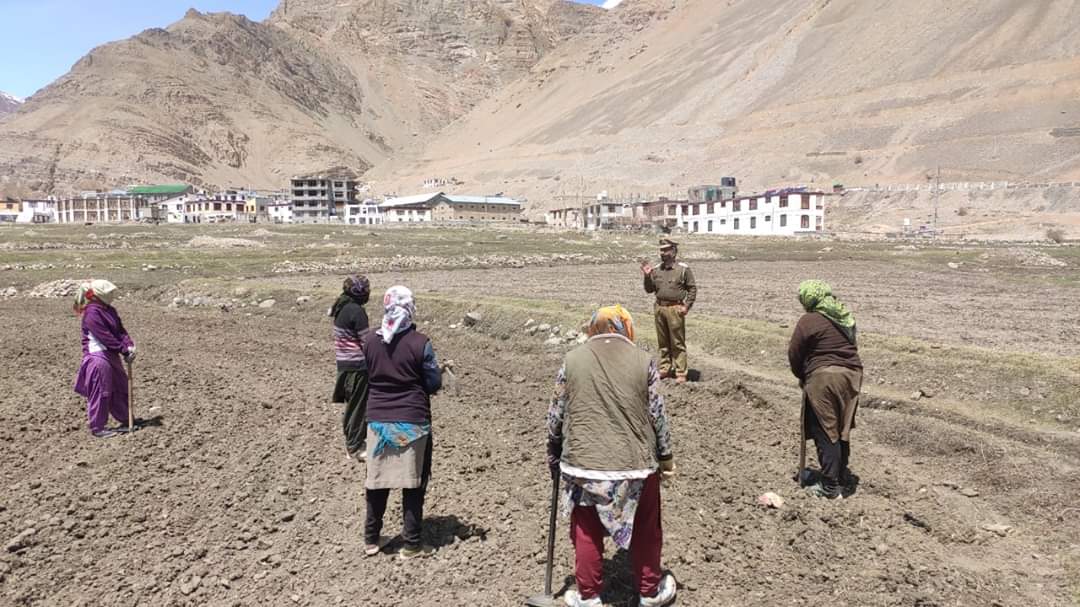 Police personnel in Lahaul Spiti guiding women 