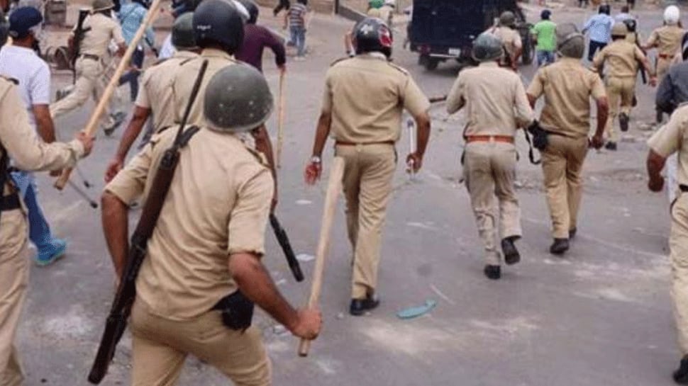 Migrant labourers stranded in Surat attack, hurl stones at police enforcing COVID-19 lockdown; cop injured