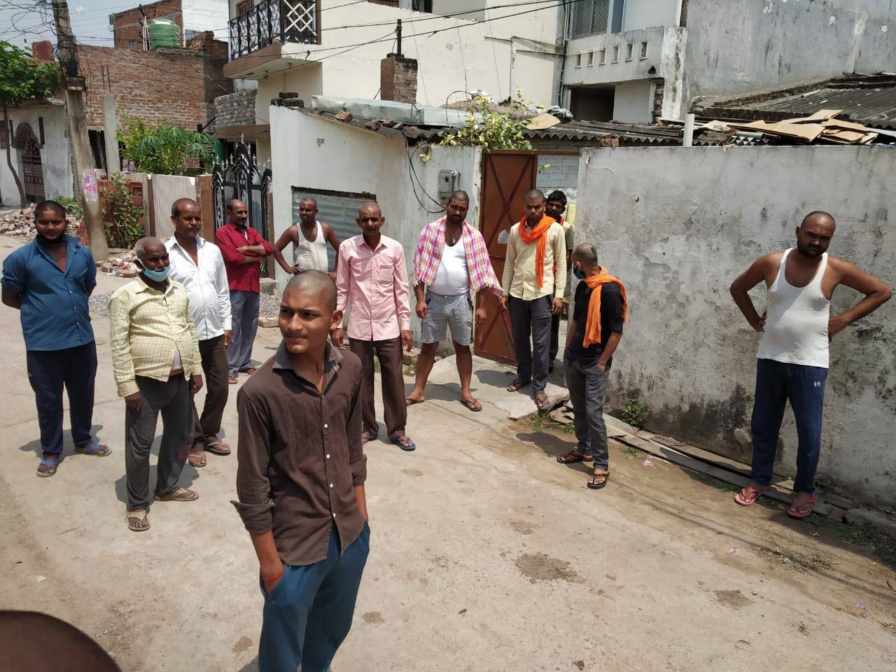 People get their head shaved amid coronavirus scare in Lucknow's Shivnagar