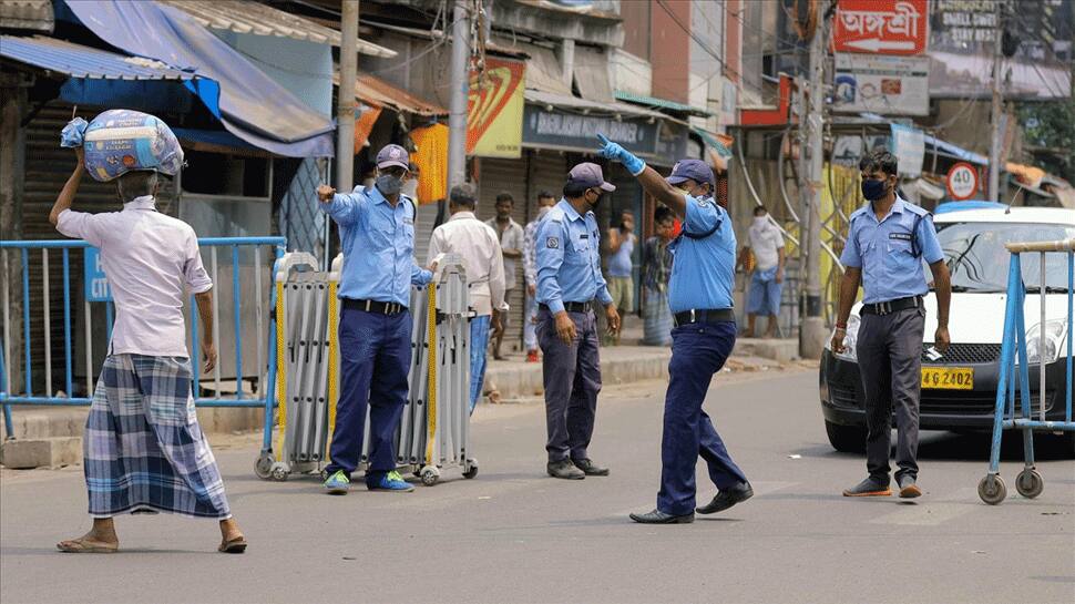 Mob attacks police, pelts stones in West Bengal&#039;s Howrah; huge force rushed to spot