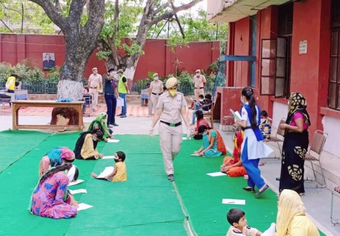 Delhi police organises activities  to cheer up people