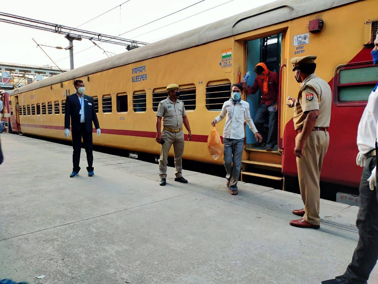 The migrant laborers from Nashik arrive at Lucknow under tight security