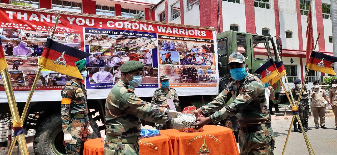 Corona warriors getting honoured at army hospital in Delhi