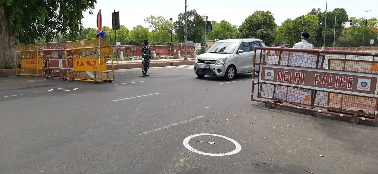 Delhi Police barricades road near India gate