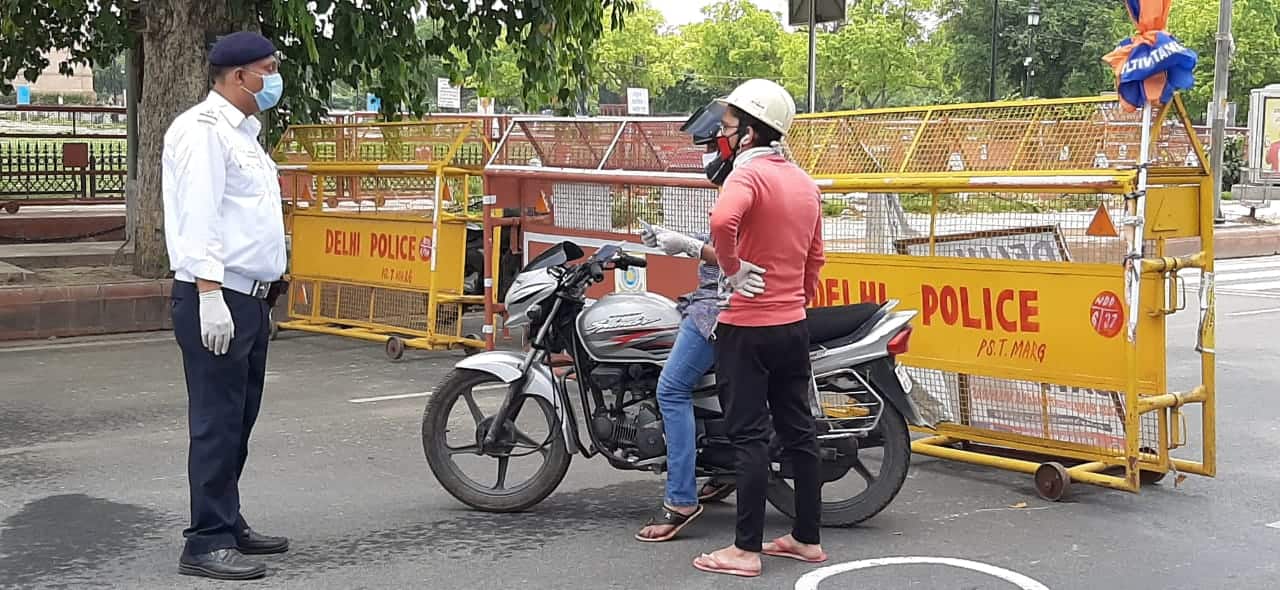 Police checks vehicle pass in Delhi