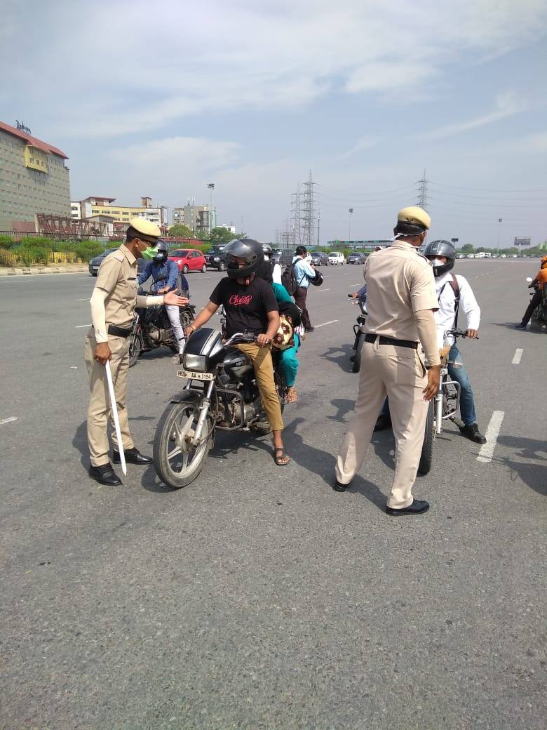 Police checks vehicle pass in Delhi-Gurugram border