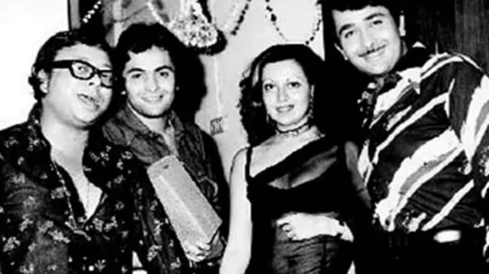 Kareena posts black and white unseen pic of &#039;irreplaceable&#039; uncle Rishi Kapoor with dad Randhir, mom Babita and RD Burman!