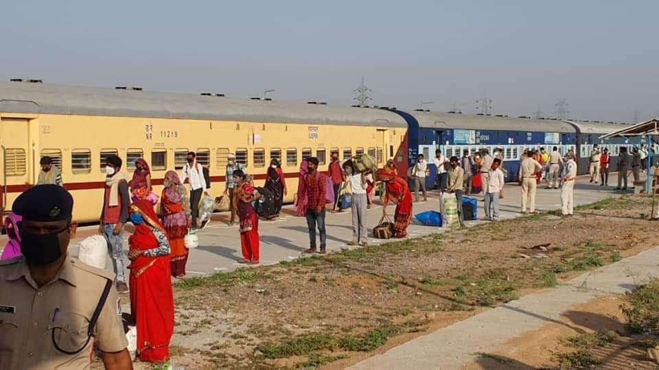 Special train carrying 1050 migrants from Delhi arrive at Chhatarpur Station