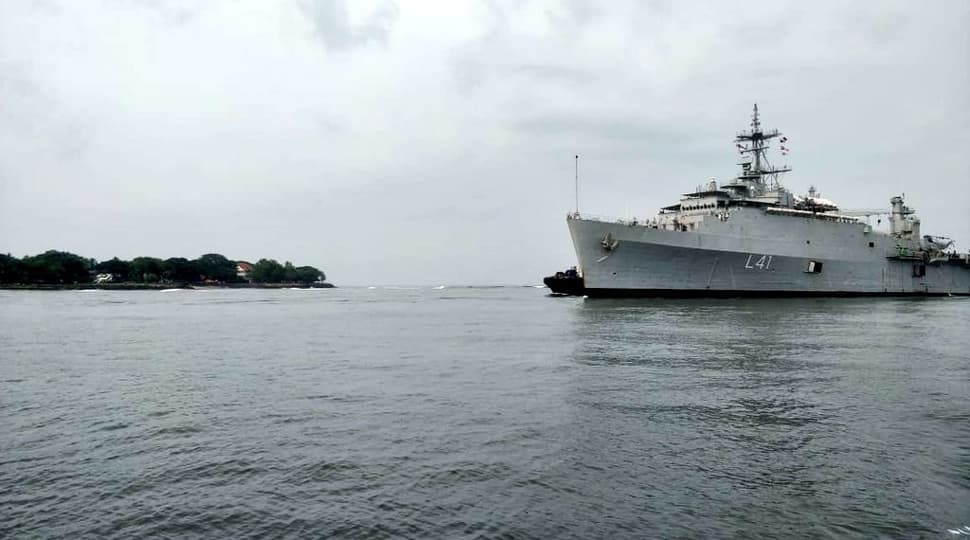 Indian Navy ship INS Jalashwa reaches Kochi from Male with 698 Indians on board