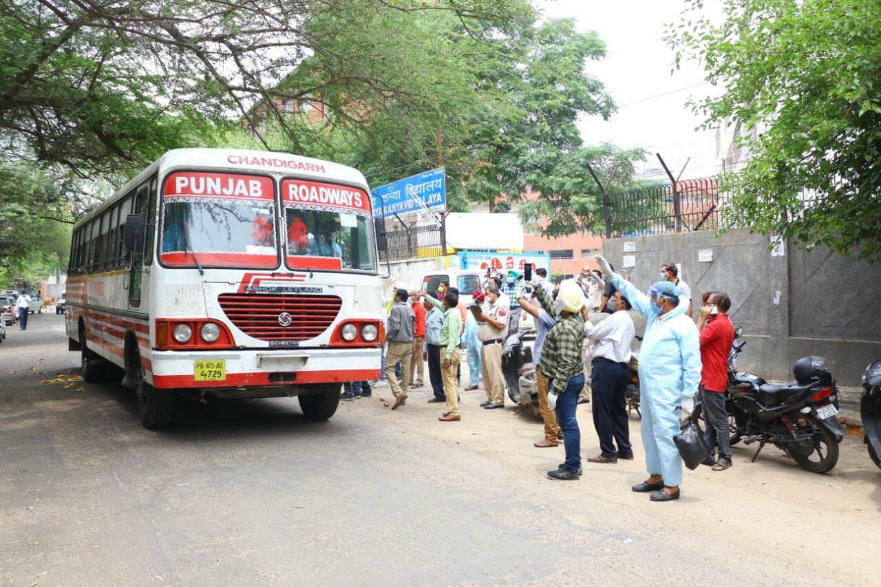 Punjabi Migrants leaving from Delhi (2)