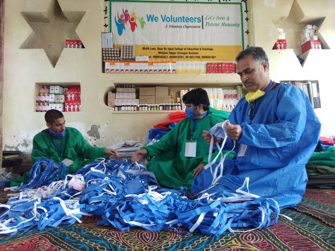 A Kashmiri volunteer makes face masks 