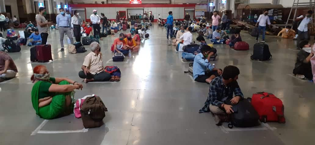 Passengers waiting at Mumbai Central Station (2)