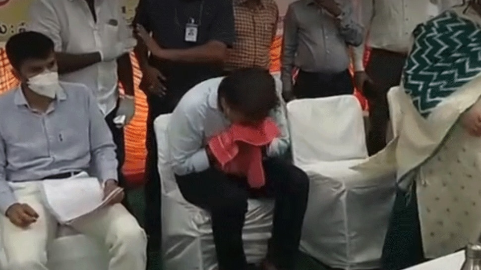 Telangana CM&#039;s son KT Rama Rao sneezes during public function, triggers panic 