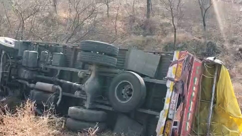 Coronavirus crisis: Odisha-bound truck carrying migrants overturns near Nashik, 3 injured