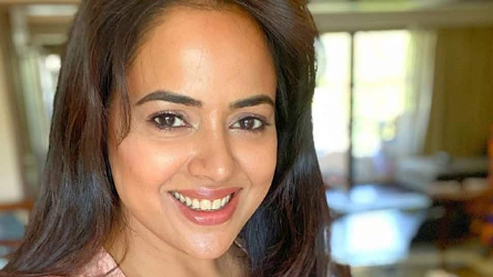 Sameera Reddy hilariously compares daughter to Rajinikanth