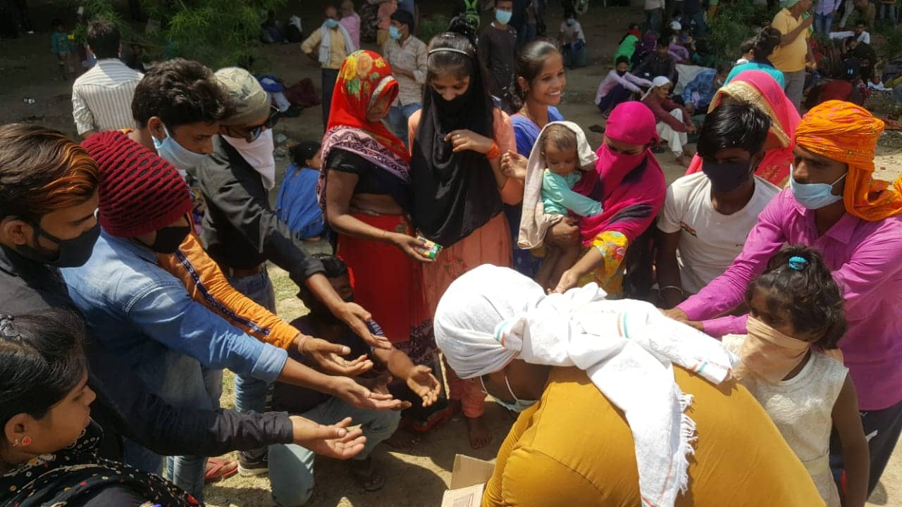 Migrants wait at Delhi-Ghaziabad border