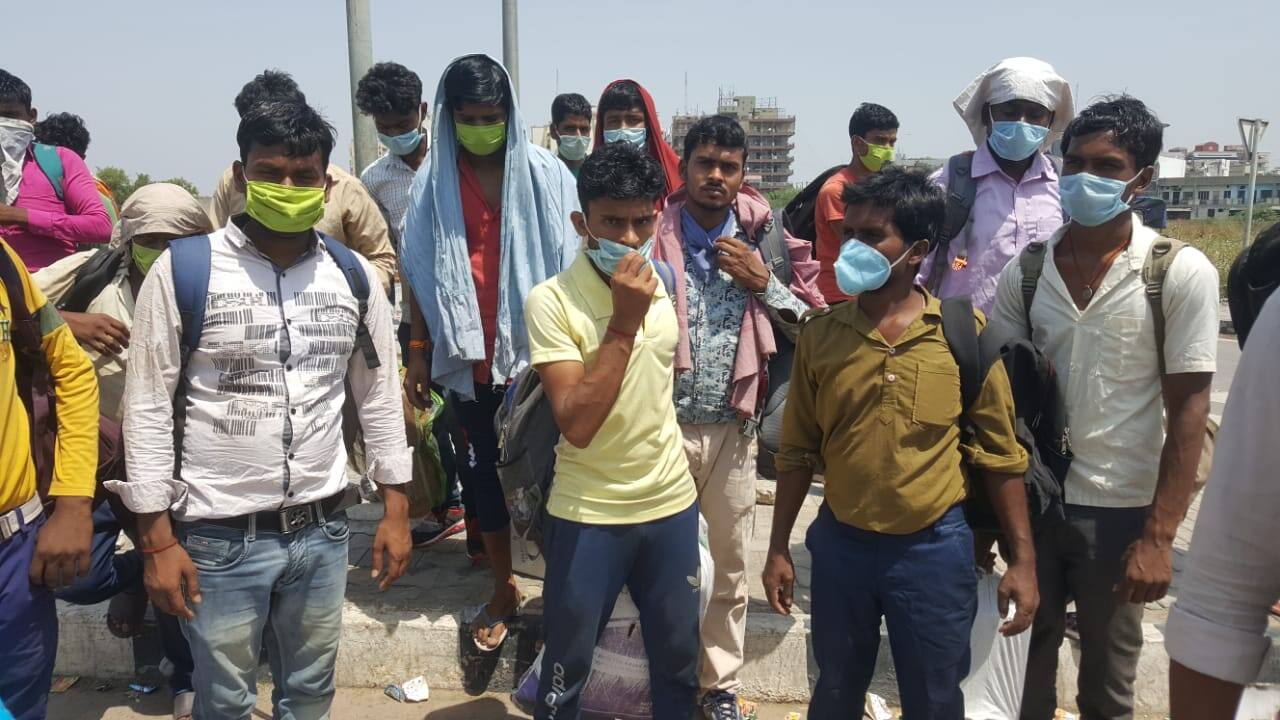 Workers and labourers at Delhi-Ghaziabad border violate social distancing norms