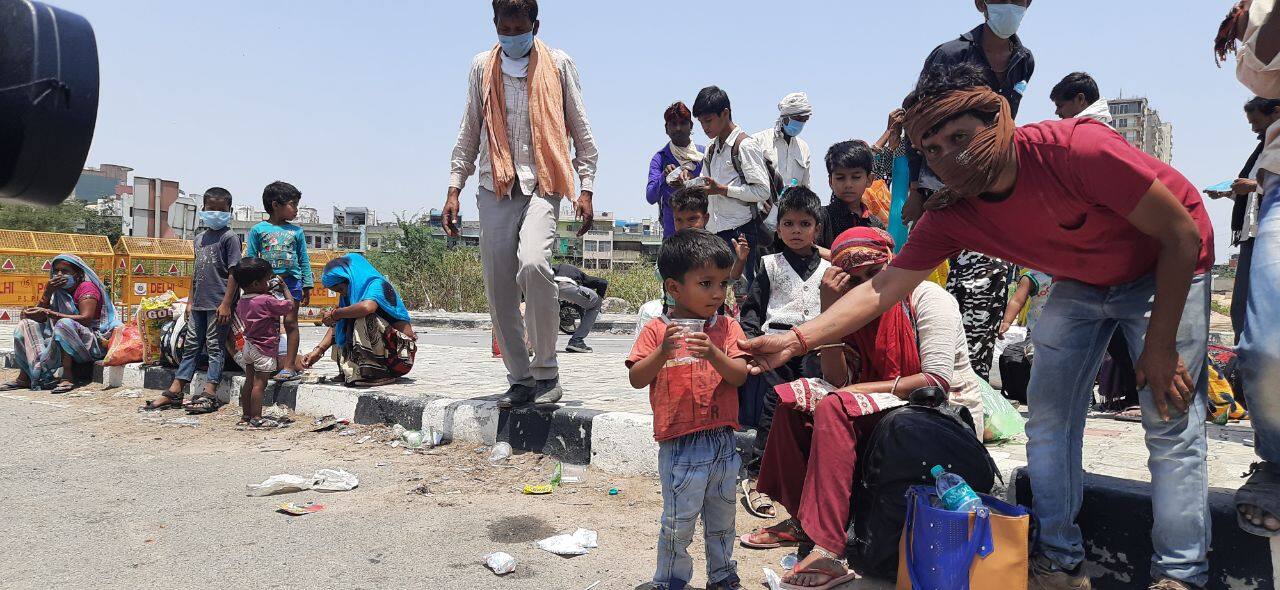 Migrant workers and labourers at Delhi-Ghaziabad border 