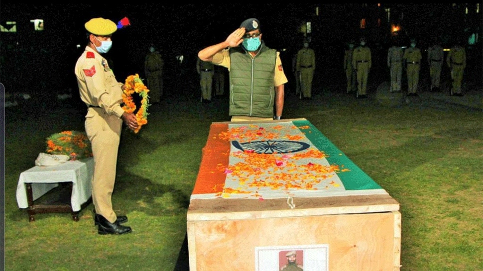 J&amp;K police pay tribute to head constable Mohammad Amin martyred in Kulgam attack
