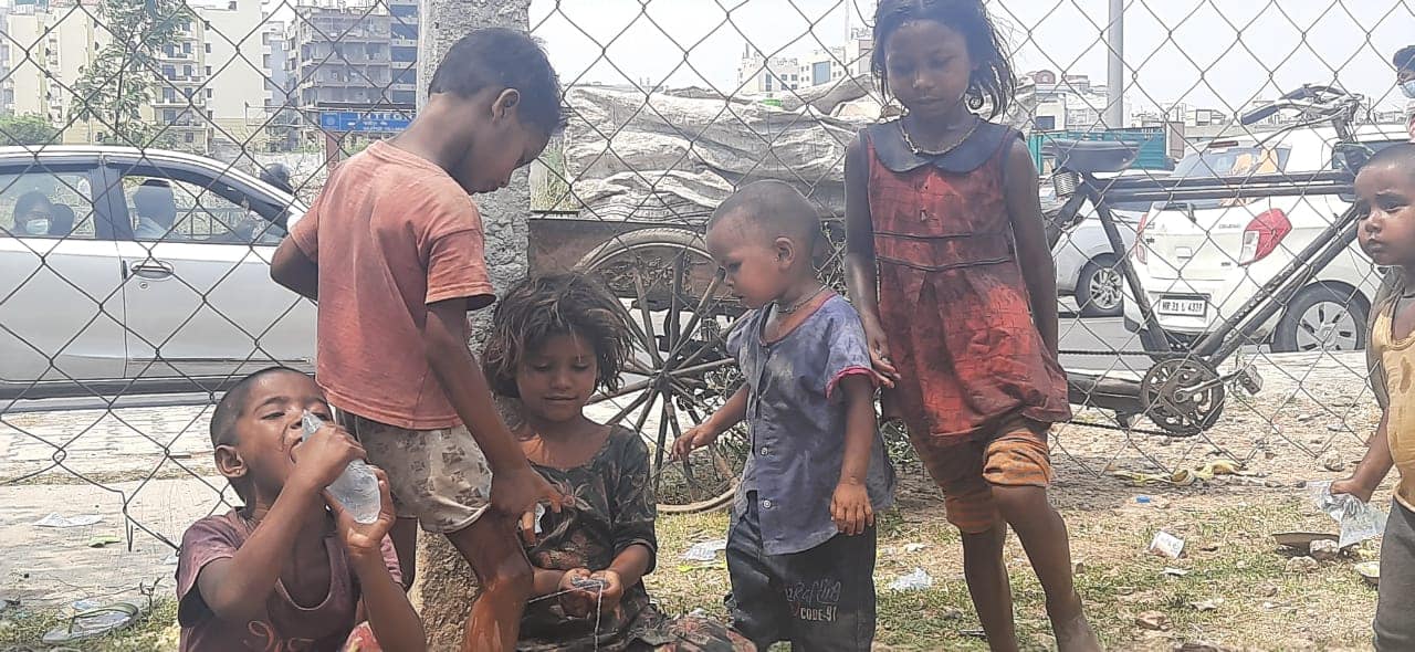 Kids of migrants waiting at Delhi-Ghaziabad border