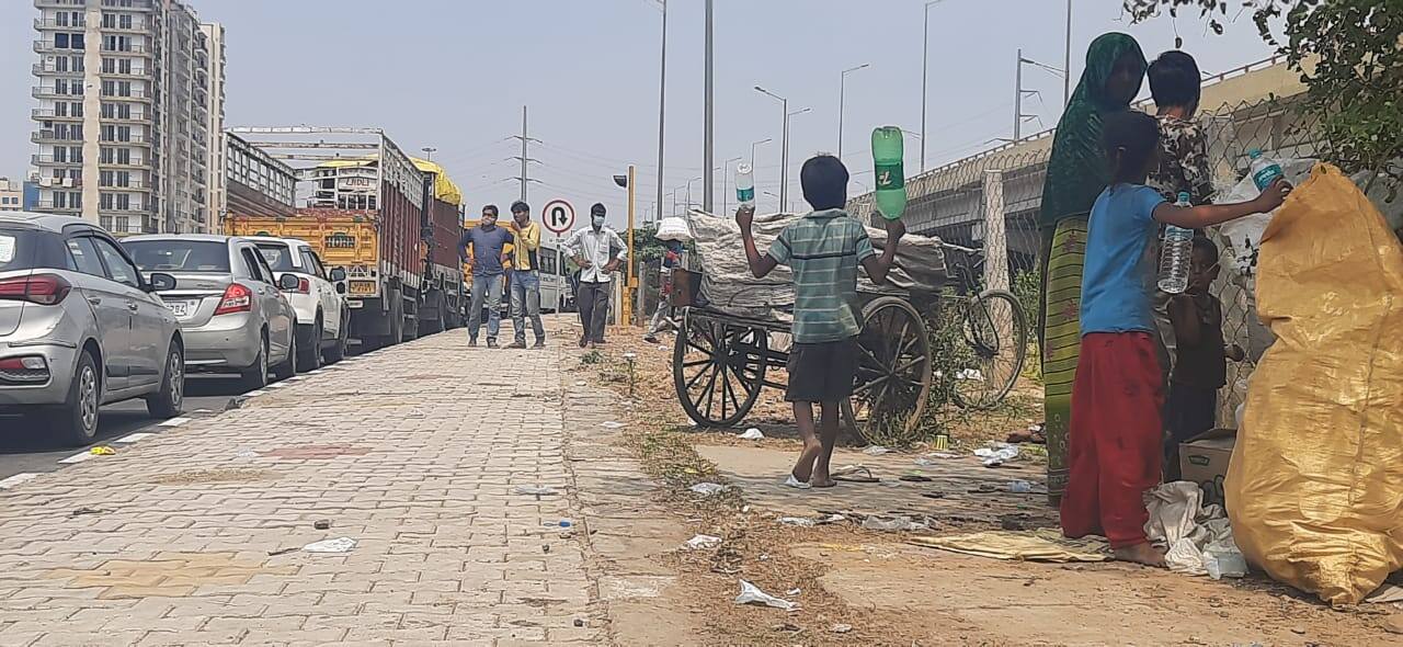 Families of migrnat labourers stuck at Delhi-Ghaziabad border