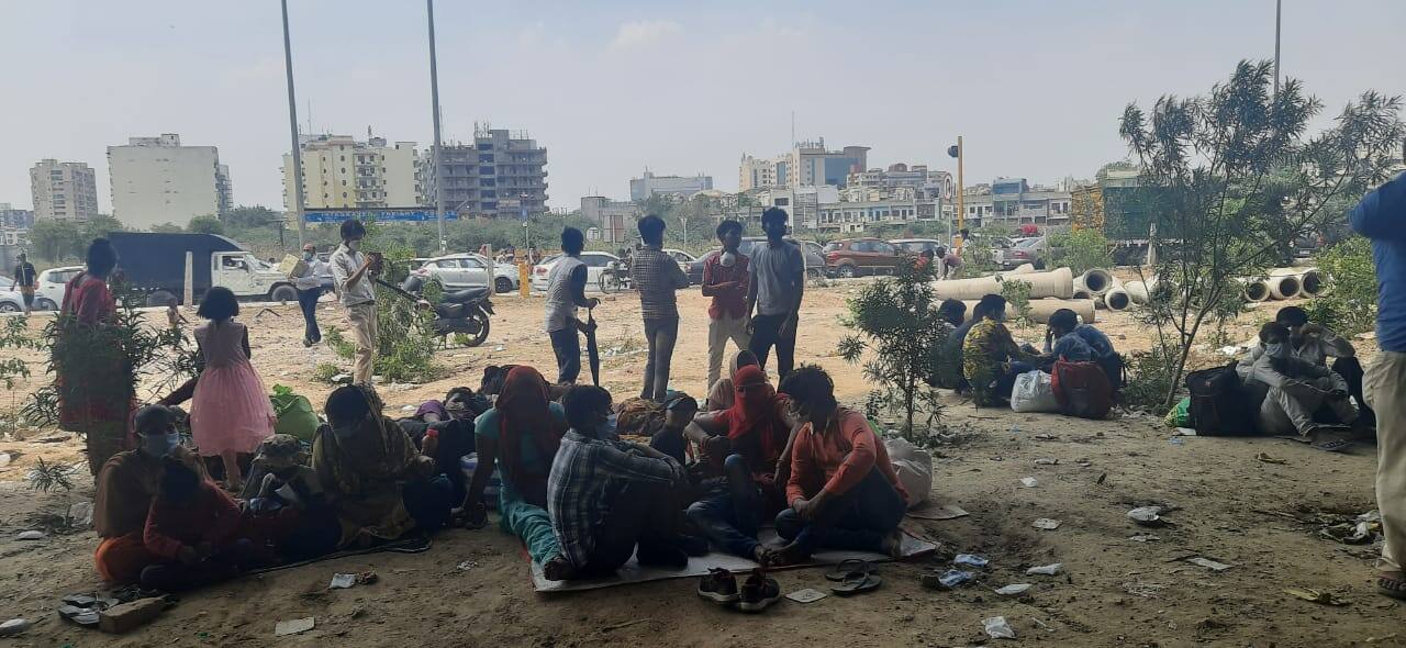 Migrant labourers take shelter near a bridge at Delhi Ghaziabad border