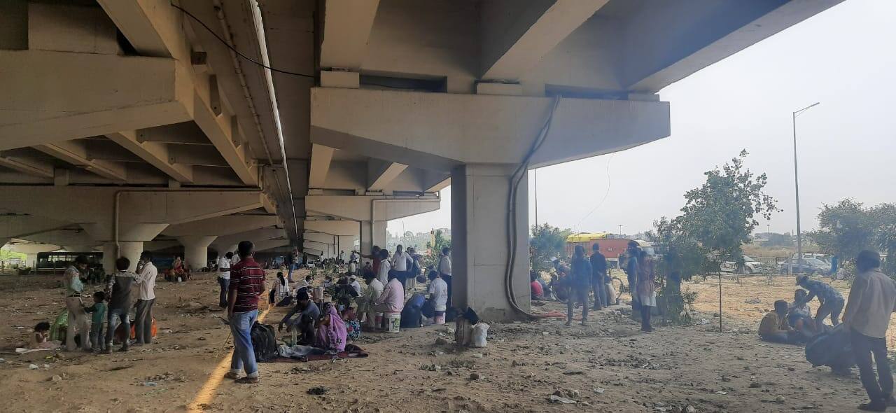 Migrant labourers take shelter near a bridge at Delhi Ghaziabad border