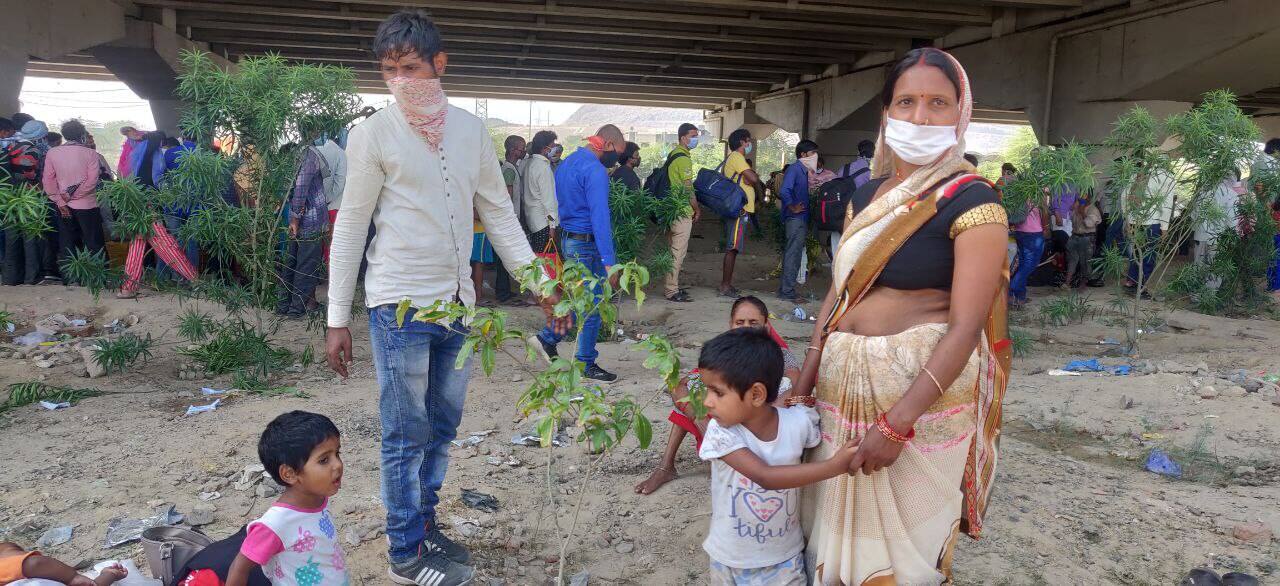 Migrant labourers stopped at Delhi UP border amid lockdown