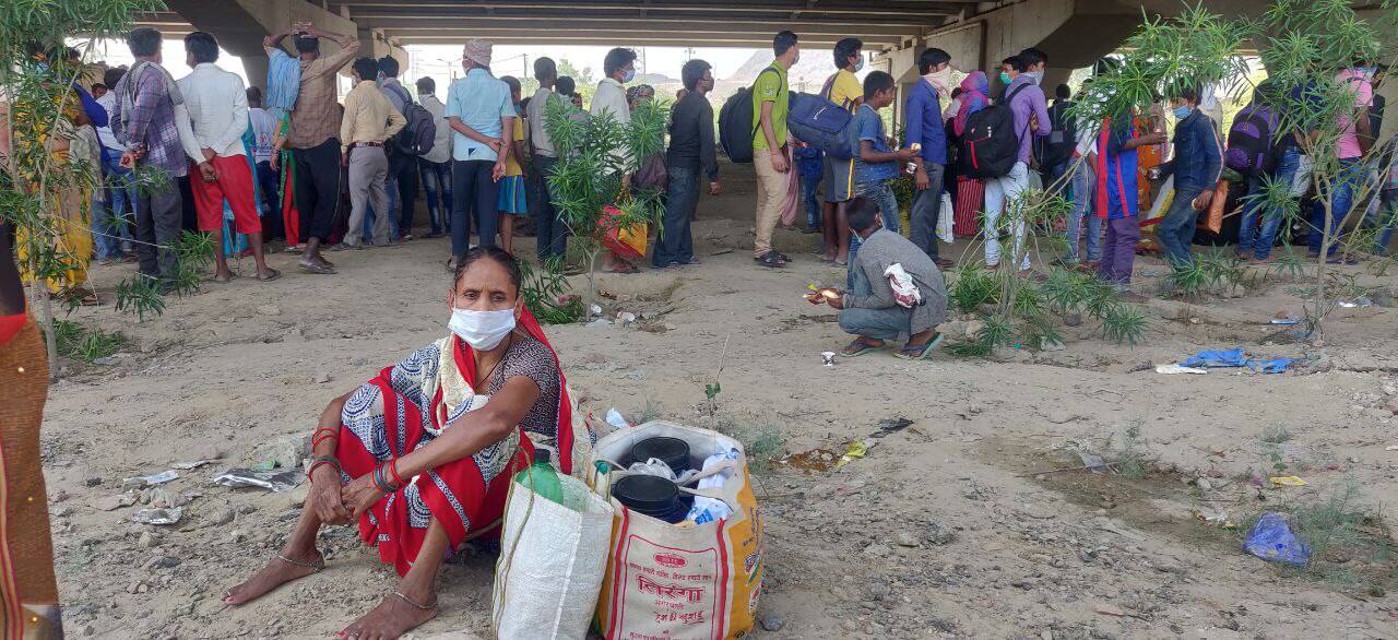 Migrant labourers gather in large number at Delhi UP border