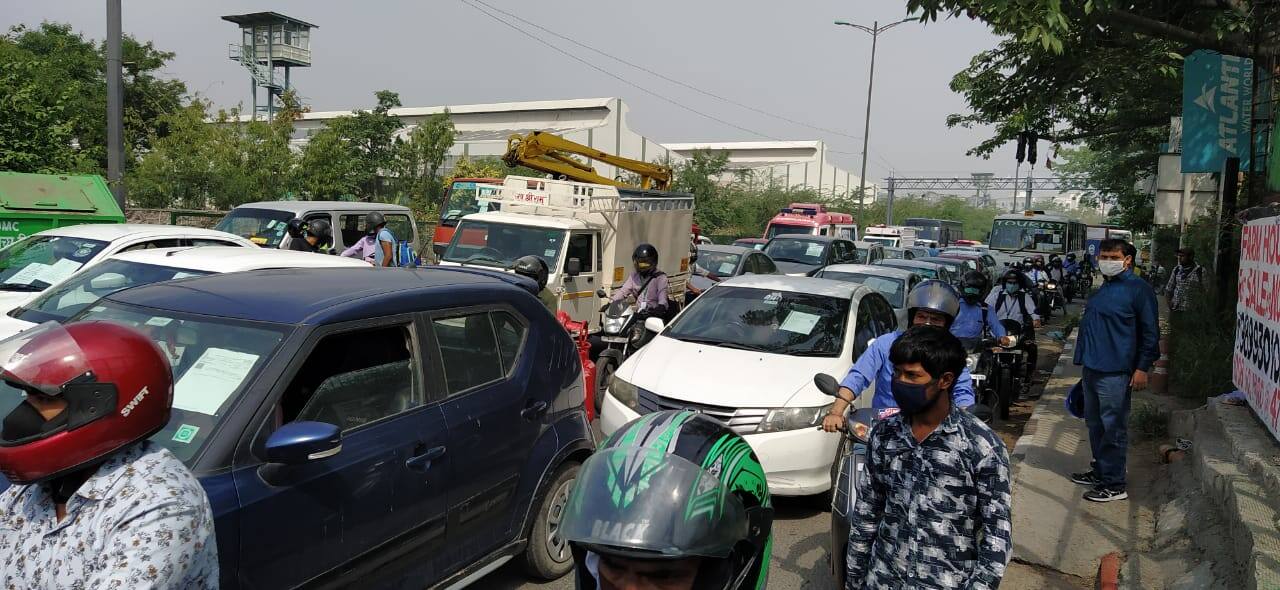  Massive traffic jam at Delhi-Ghaziabad border on NH 24