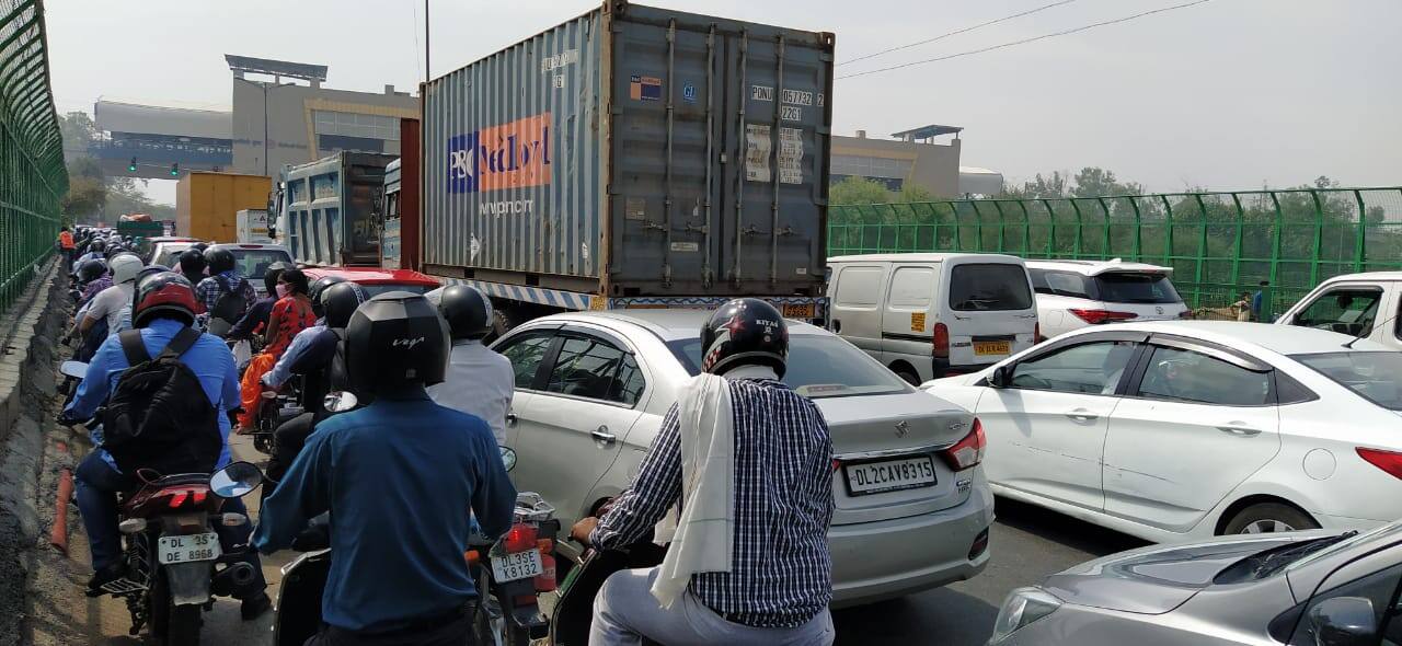 Massive traffic jam at in Kalindi Kunj