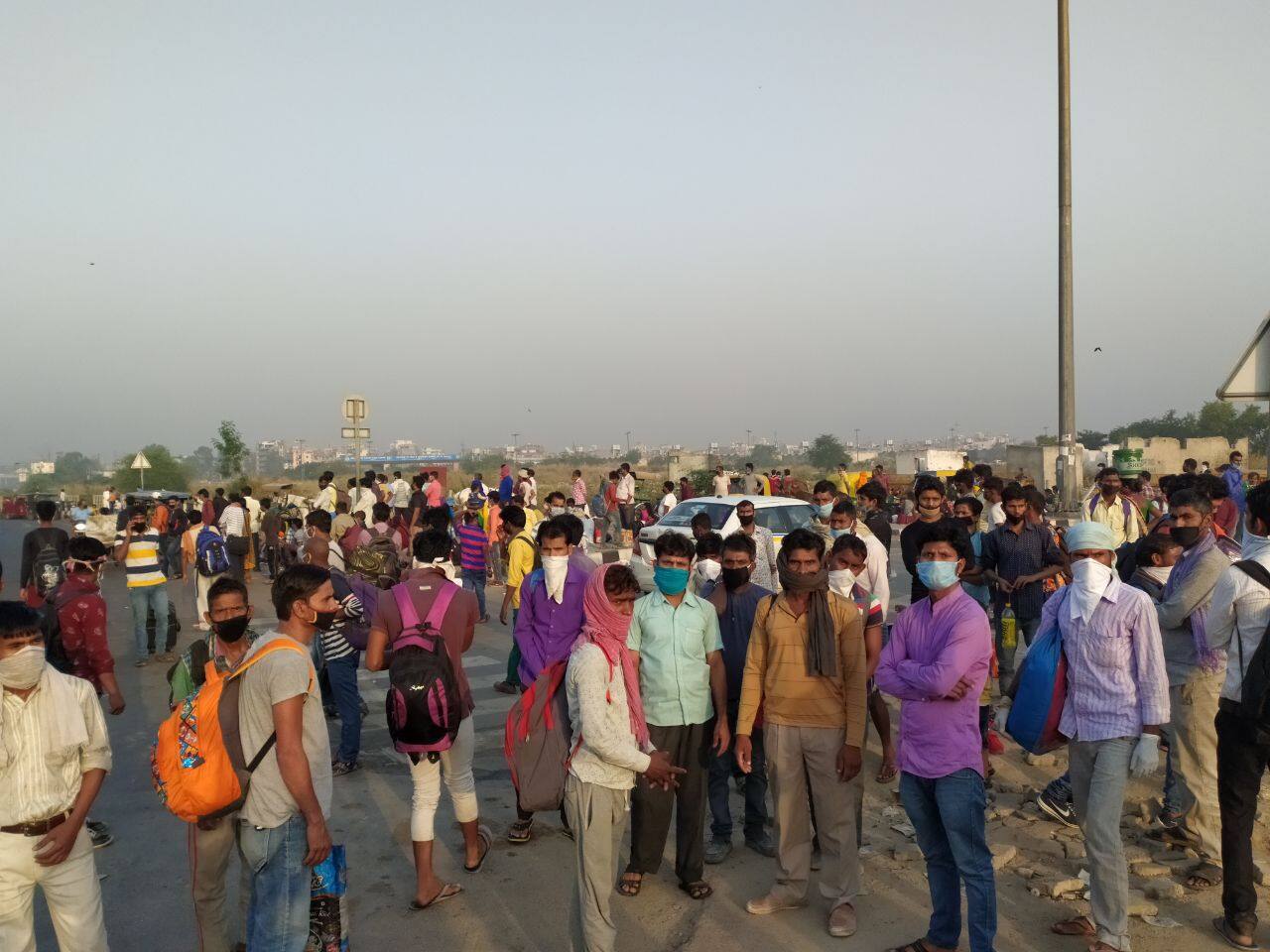 Crowd of migrants at Delhi-Uttar Pradesh border