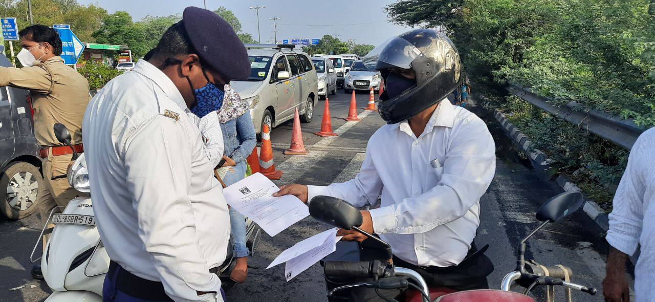 Police check vehicle pass in Delhi-Noida border