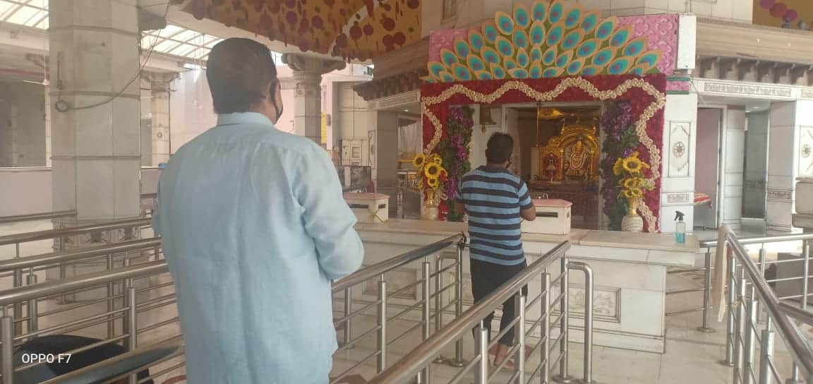 Devotees queue outside Jhandewalan Mandir in Delhi