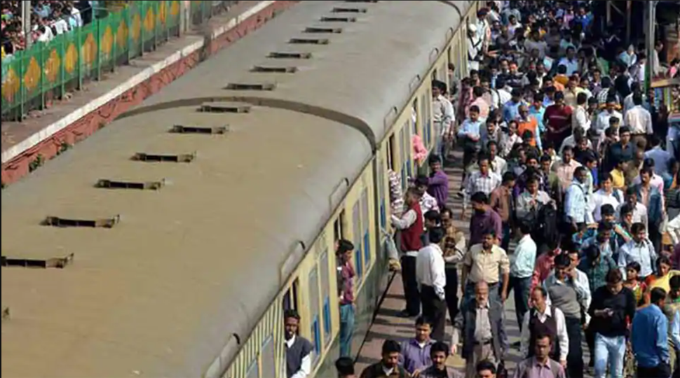 Some Mumbai local trains to resume services for coronavirus COVID-19  emergency workers from June 15 | India News | Zee News
