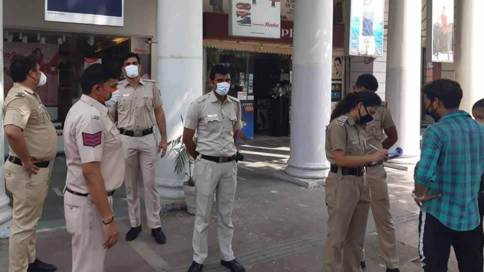 Delhi Police&#039;s COVID-19 awareness campaign, issues challan for not wearing masks